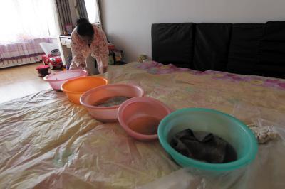 卓资楼上漏水，住户失联，小区没物管，业主维权难！律师来支招……